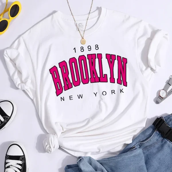 Camiseta de Mujer 1898 Brooklyn New York - Bailongas | Estilo Urbano y Clásico para Tu Look Diario - Imagen 2